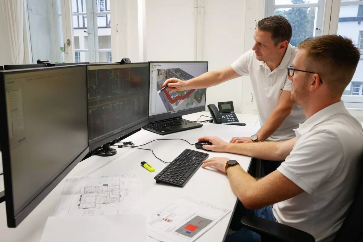 David Raitza und Marvin Adrian arbeiten am Mehrschirm-Arbeitsplatz an einem TGA-Modell